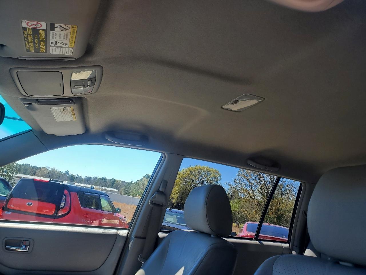 Toyota Highlander V6 2WD with 3rd-Row Seat 2004