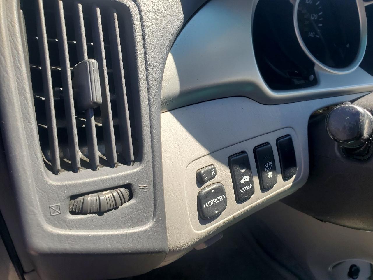 Toyota Highlander V6 2WD with 3rd-Row Seat 2004