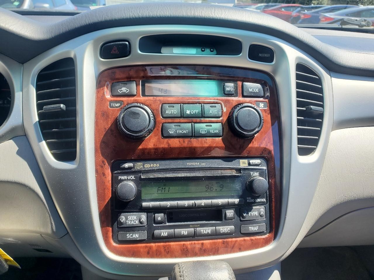 Toyota Highlander V6 2WD with 3rd-Row Seat 2004