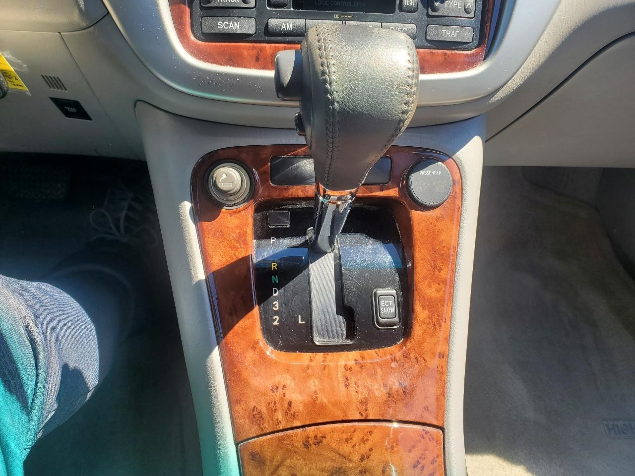 Toyota Highlander V6 2WD with 3rd-Row Seat 2004