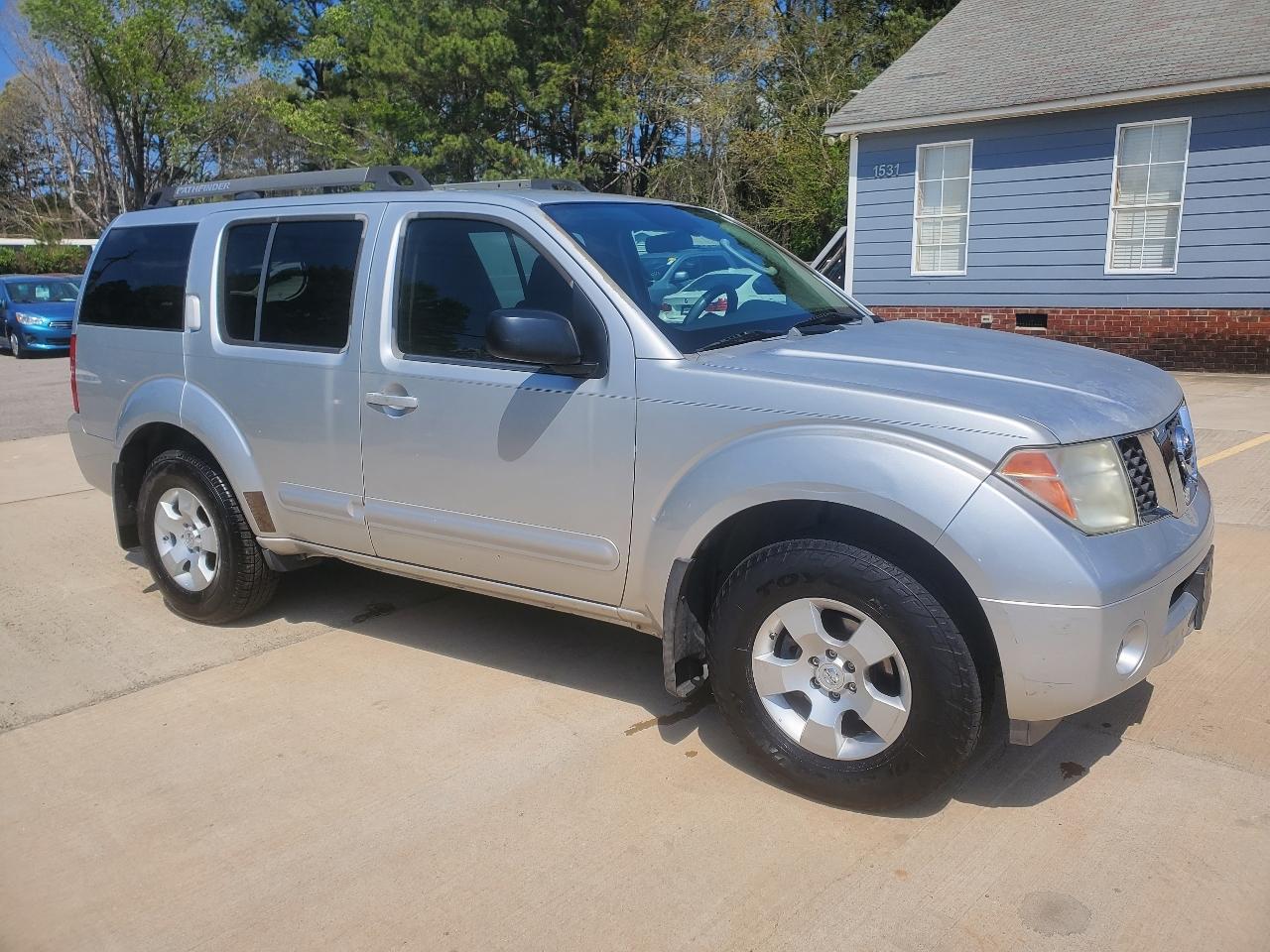 Nissan Pathfinder LE 2WD 2005