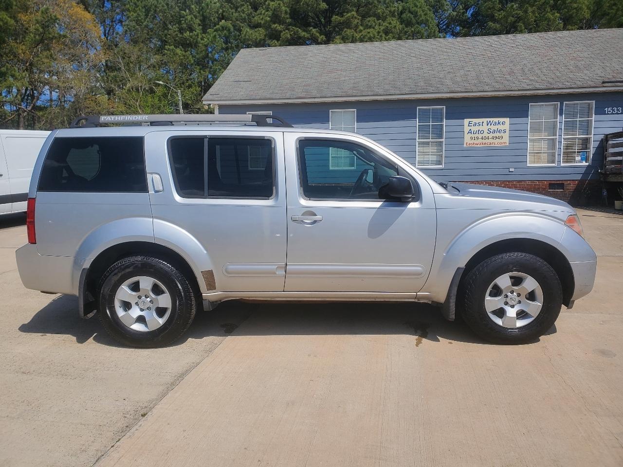 Nissan Pathfinder LE 2WD 2005