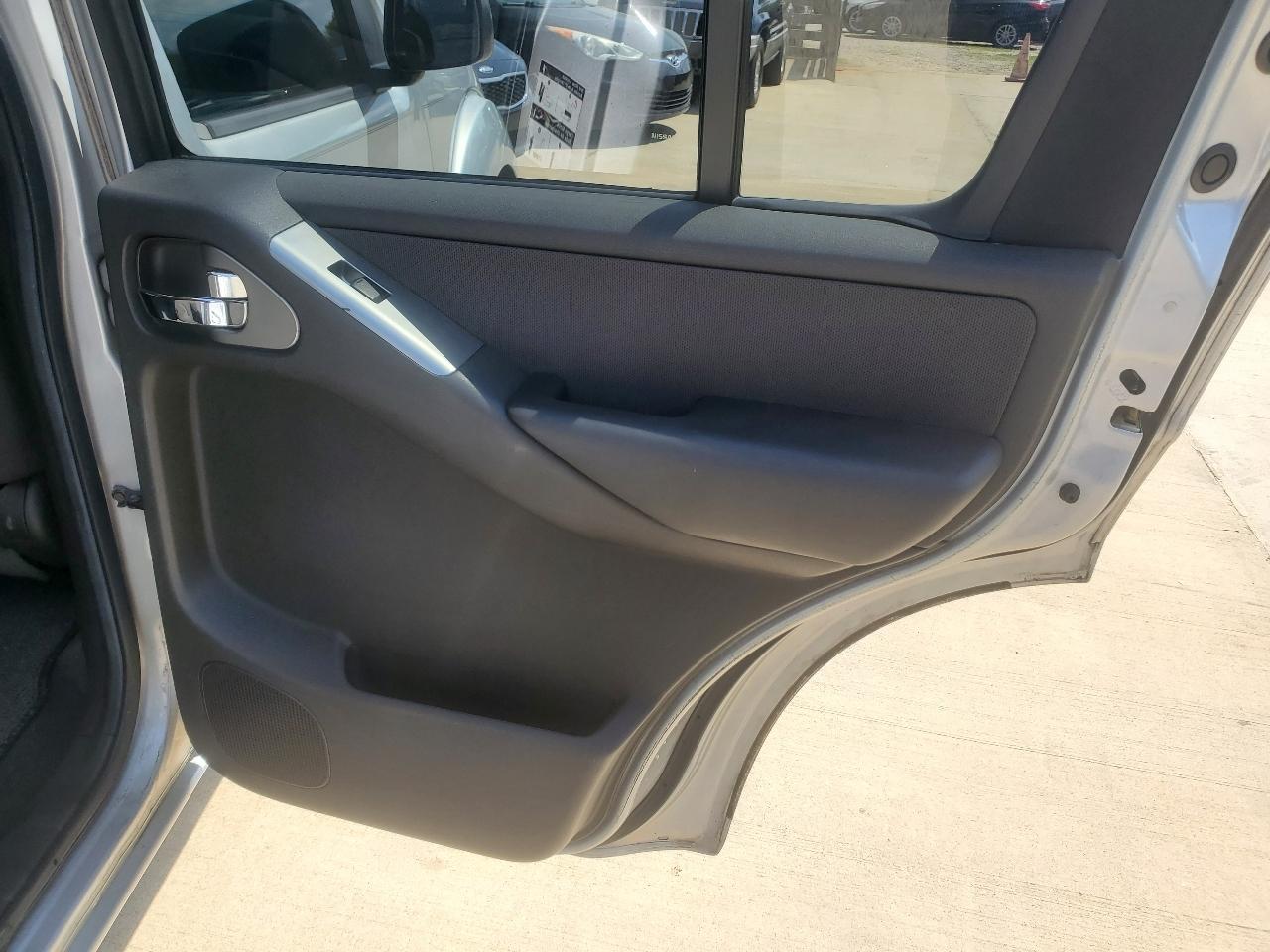 Nissan Pathfinder LE 2WD 2005