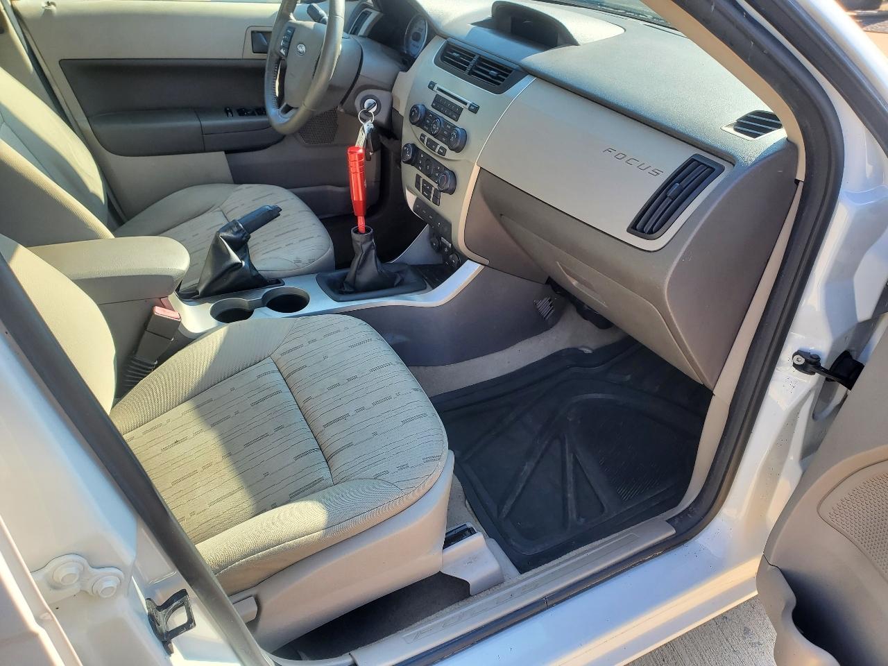 Ford Focus SE Sedan 2011