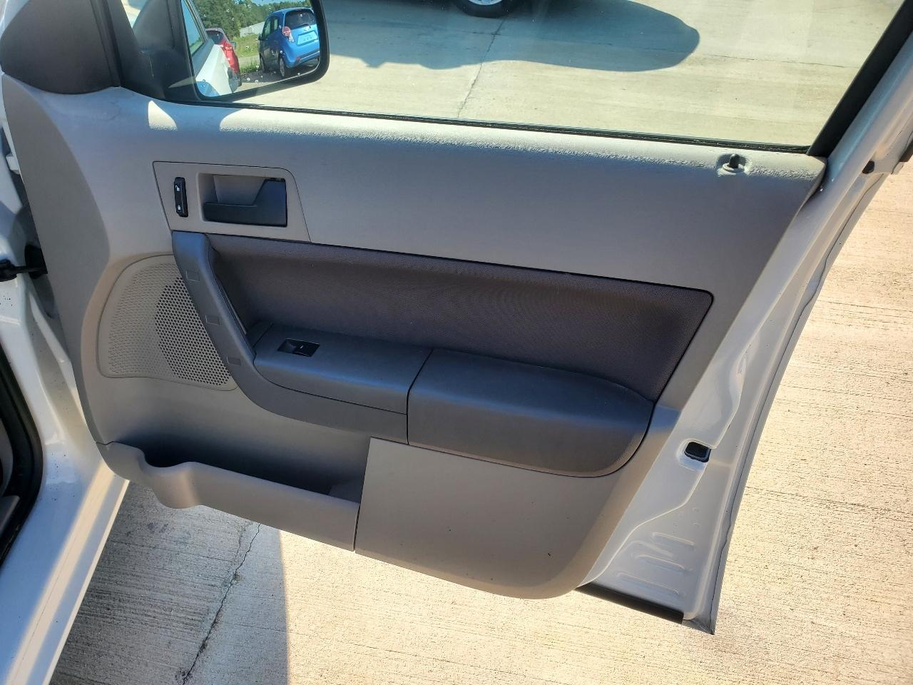 Ford Focus SE Sedan 2011