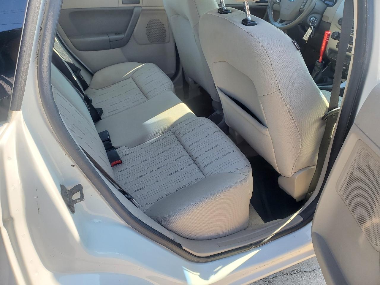 Ford Focus SE Sedan 2011