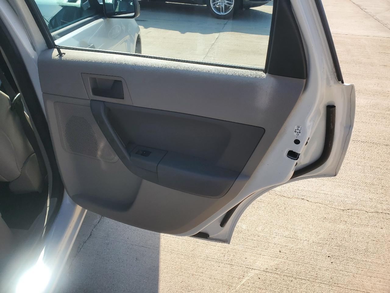 Ford Focus SE Sedan 2011