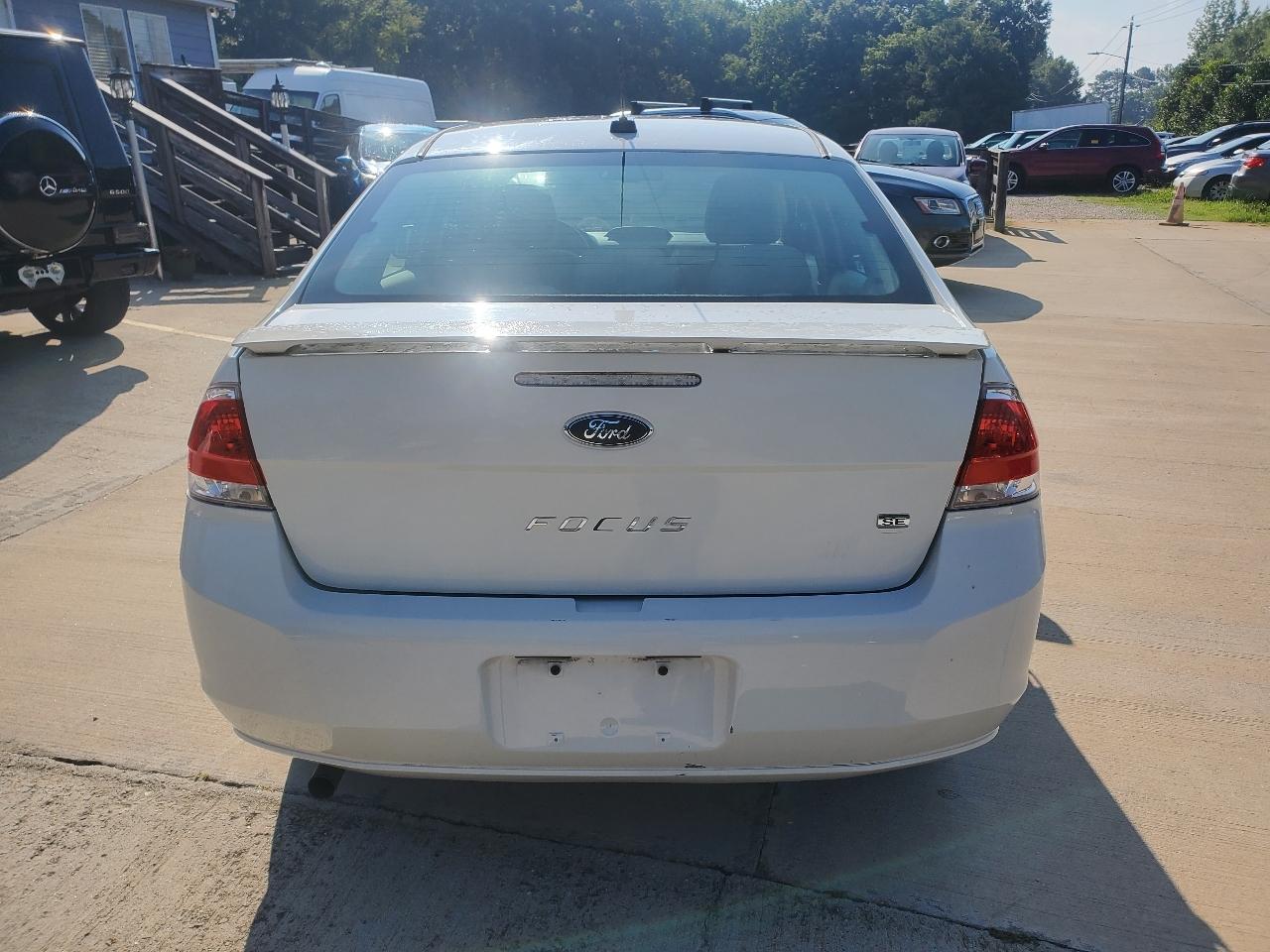 Ford Focus SE Sedan 2011