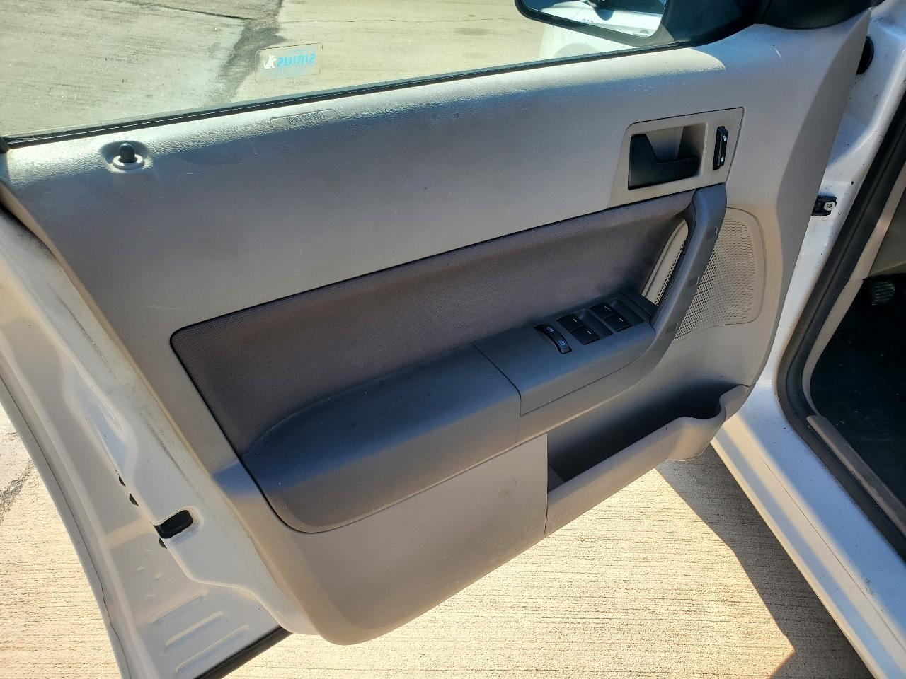 Ford Focus SE Sedan 2011