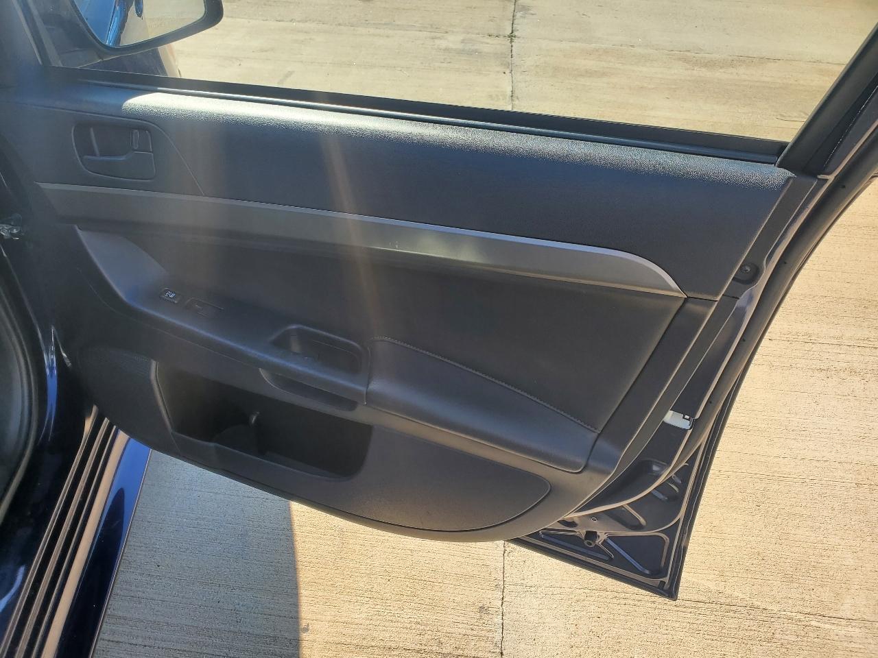 Mitsubishi Lancer ES 2014