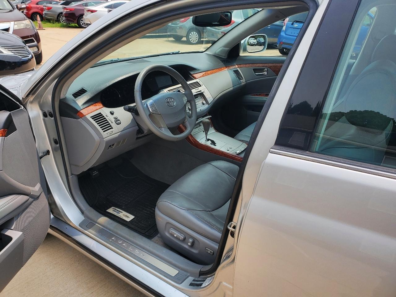 Toyota Avalon XLS 4D Sedan 2005