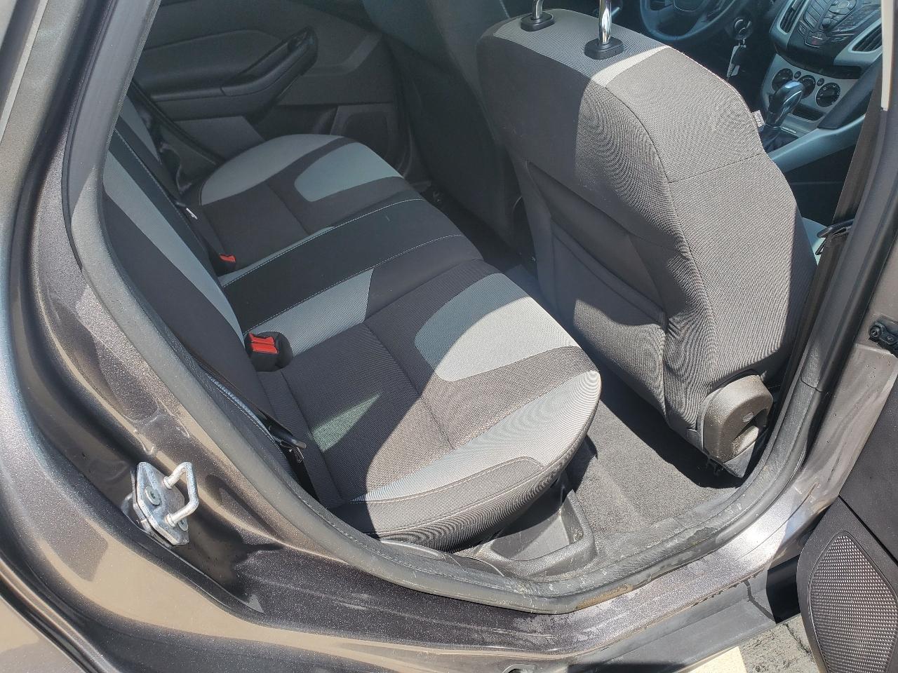 Ford Focus SE 2012