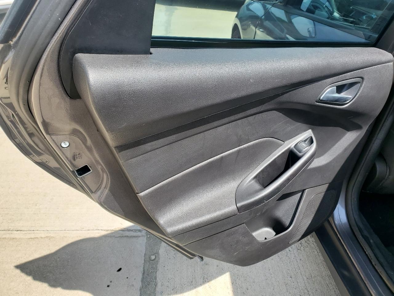 Ford Focus SE 2012