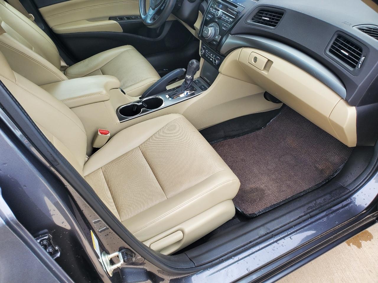 Acura ILX 5-Spd AT w/ Technology Package 2013