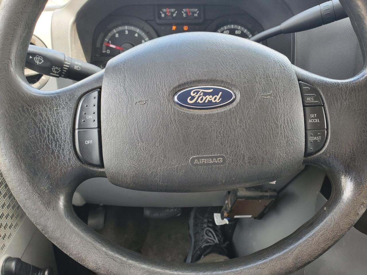 Ford Econoline E-350 Super Duty 2014