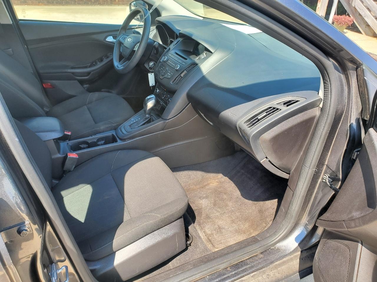 Ford Focus SE Sedan 2016