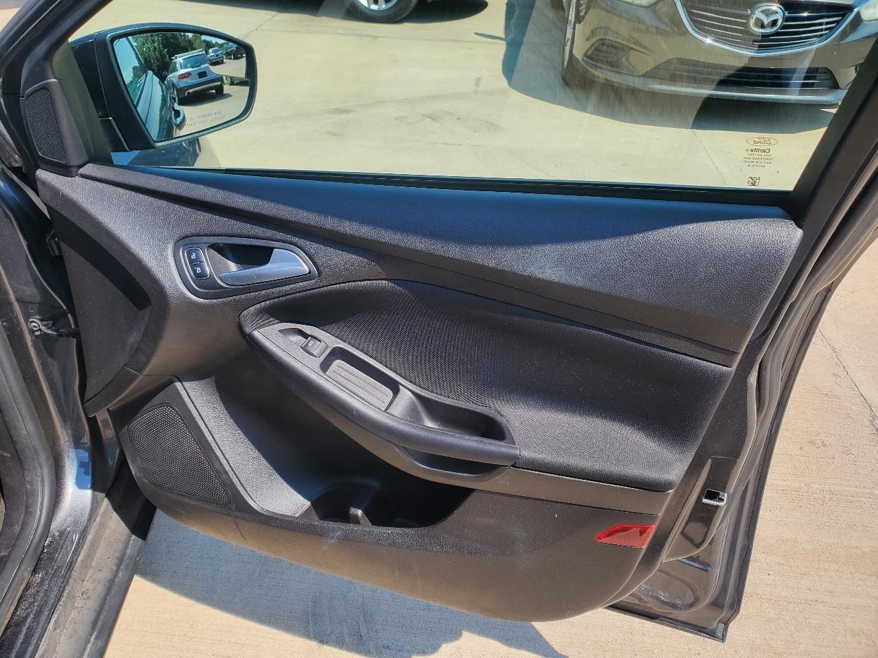 Ford Focus SE Sedan 2016