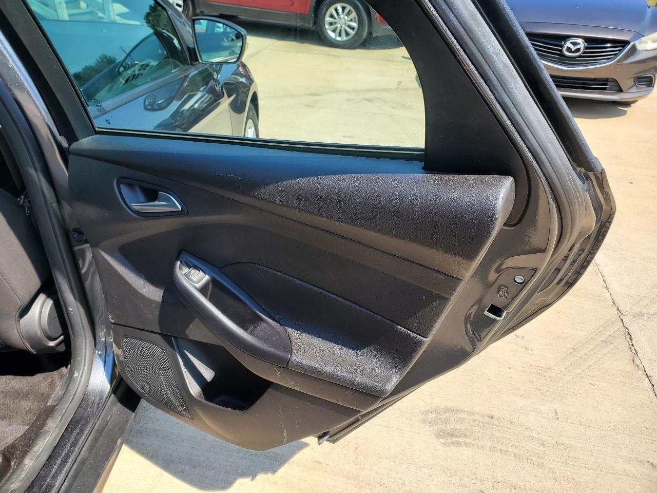 Ford Focus SE Sedan 2016