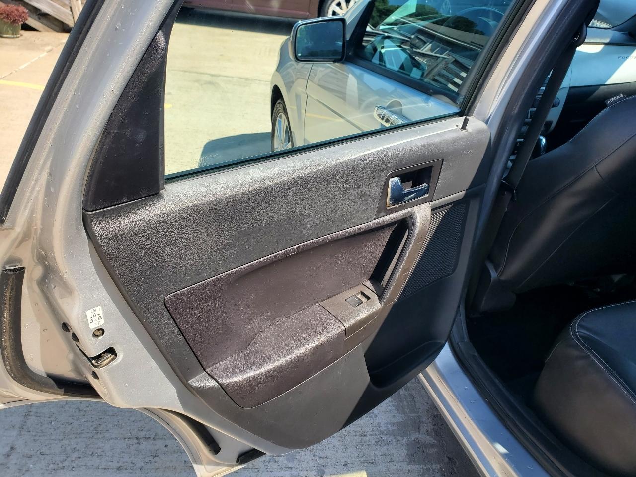 Ford Focus SEL Sedan 2010