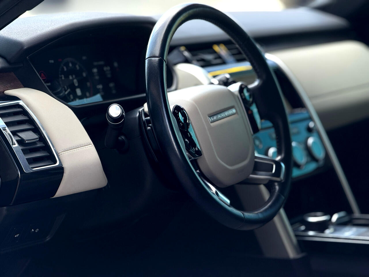2020 Land Rover Discovery HSE photo 9
