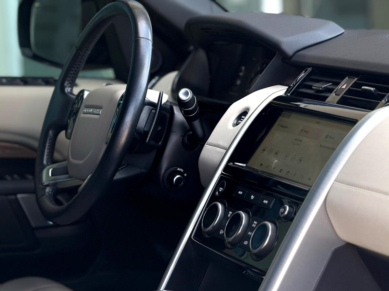 2020 Land Rover Discovery HSE photo 12