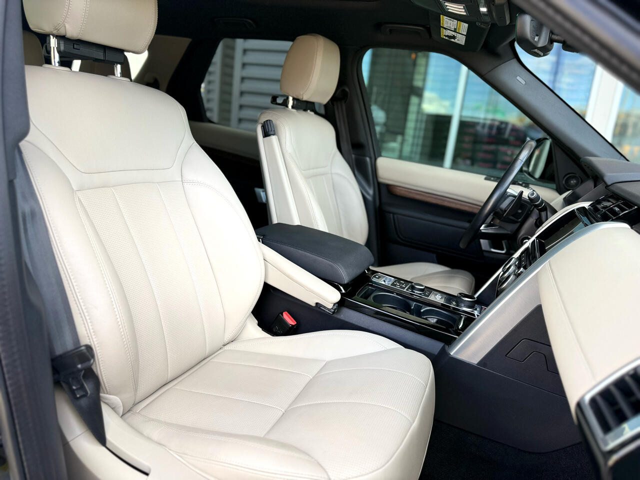 2020 Land Rover Discovery HSE photo 13