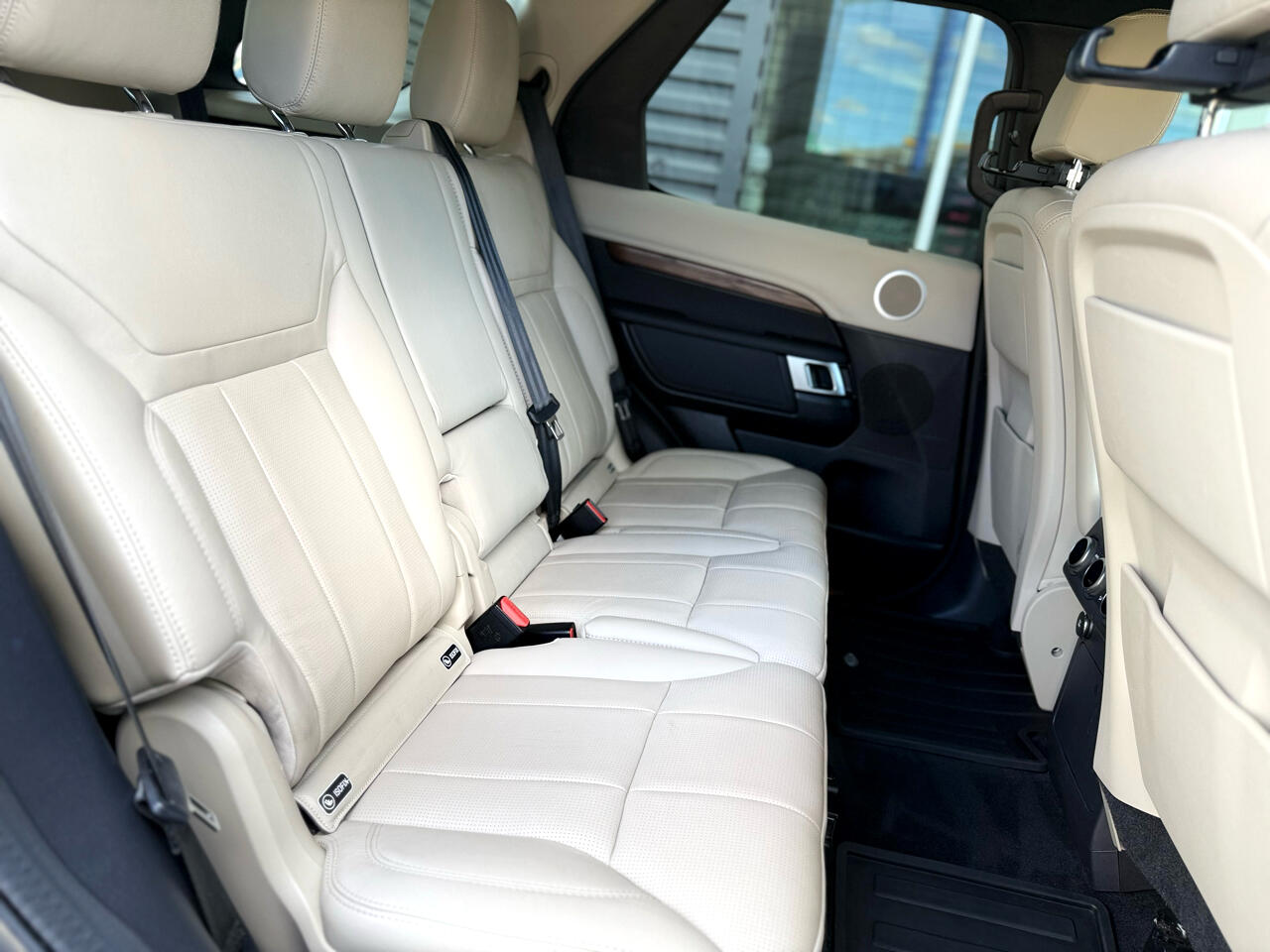 2020 Land Rover Discovery HSE photo 14