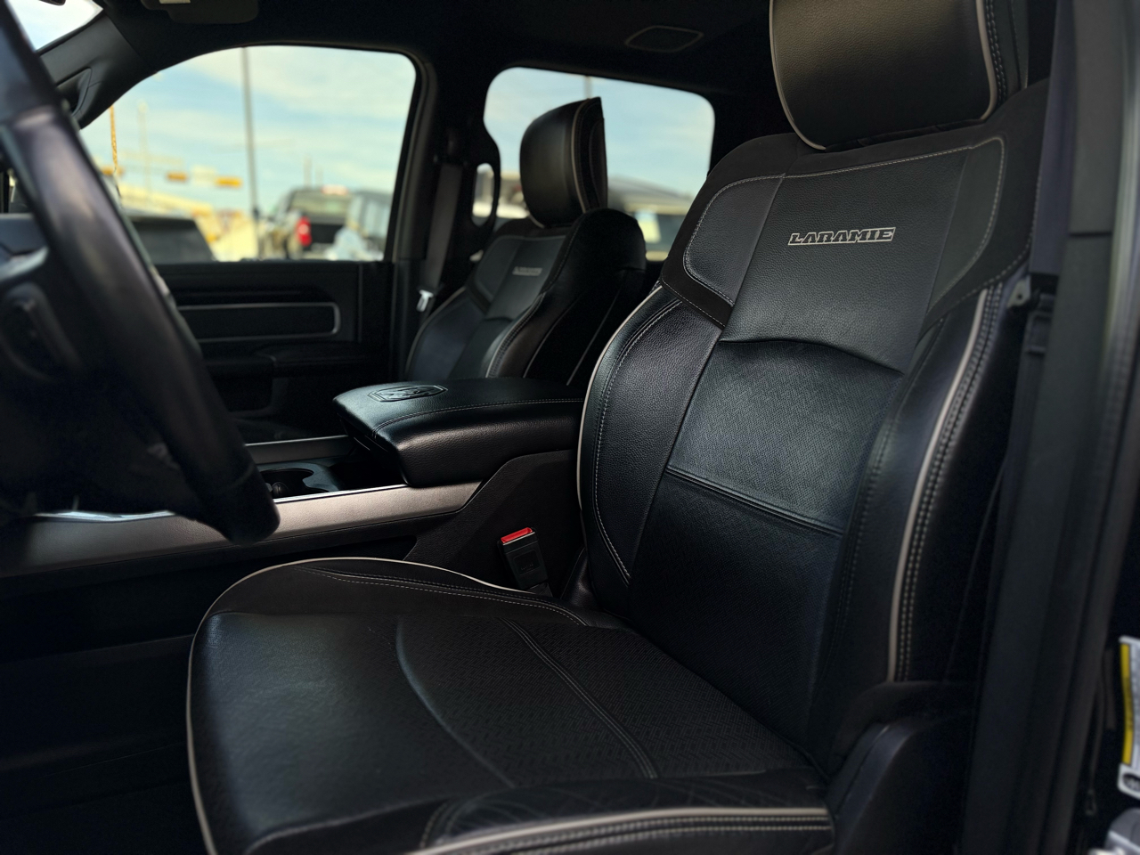 RAM 2500 Laramie 4x4 Mega Cab 6'4" Box 2020