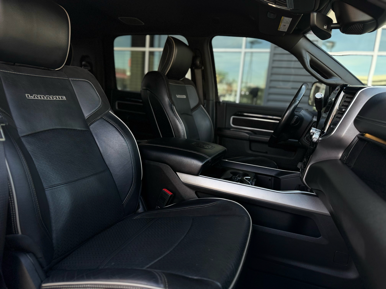 RAM 2500 Laramie 4x4 Mega Cab 6'4" Box 2020