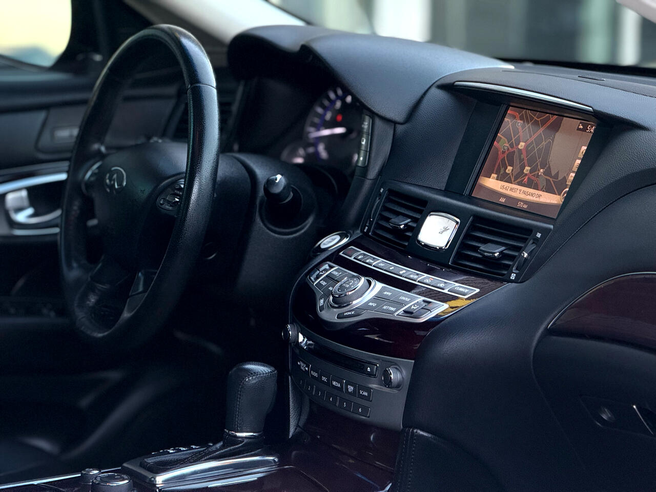 Infiniti Q70 3.7 LUXE AWD 2019