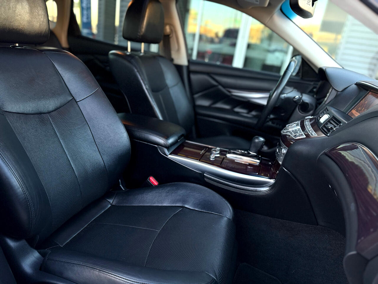 Infiniti Q70 3.7 LUXE AWD 2019