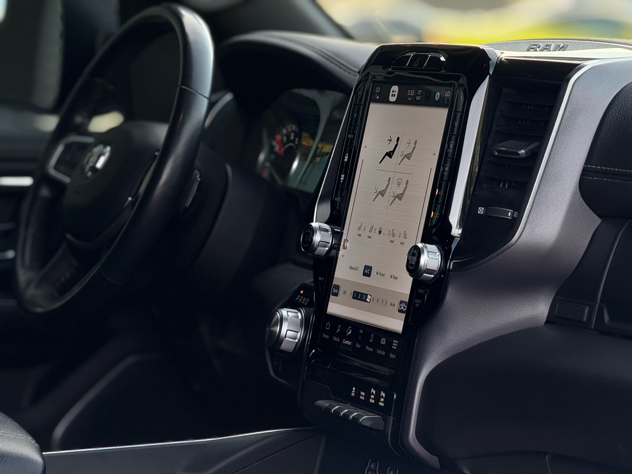 RAM 1500 Laramie 4x4 Crew Cab 5'7" Box 2022