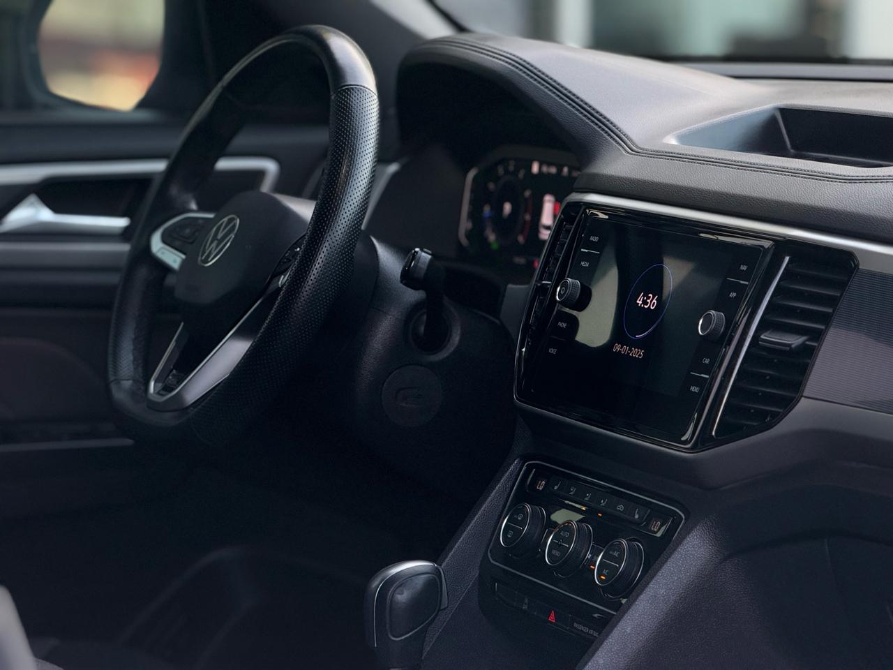 Volkswagen Atlas Cross Sport 2.0T SEL R-Line Black 4MOTION 2023