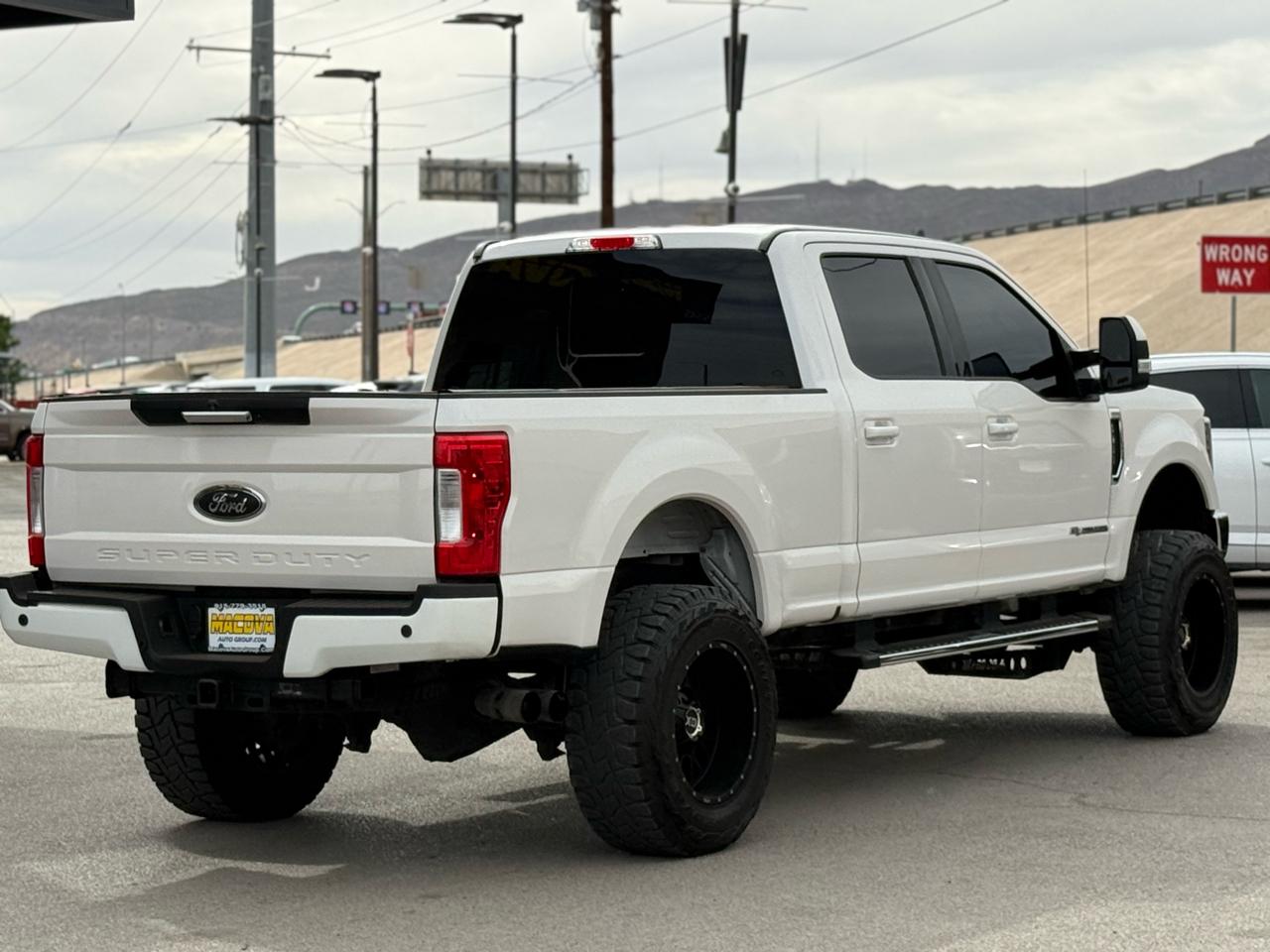 Ford Super Duty F-350 SRW Lariat 4WD Crew Cab 8' Box 2019