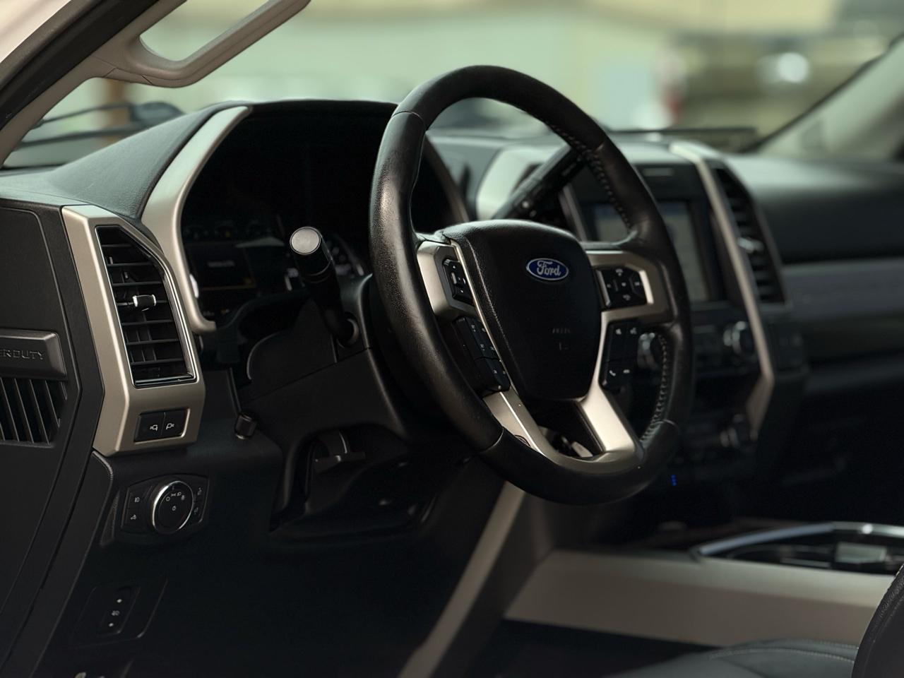 Ford Super Duty F-350 SRW Lariat 4WD Crew Cab 8' Box 2019