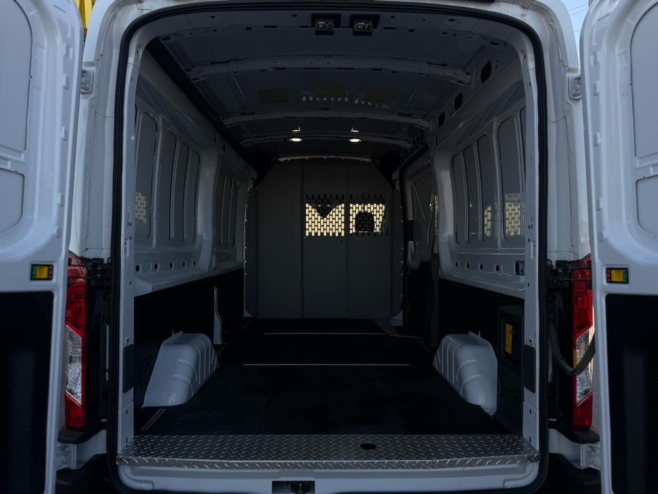 Ford E-Transit Cargo Van T-350 130" Med Rf 9500 GVWR RWD 2022