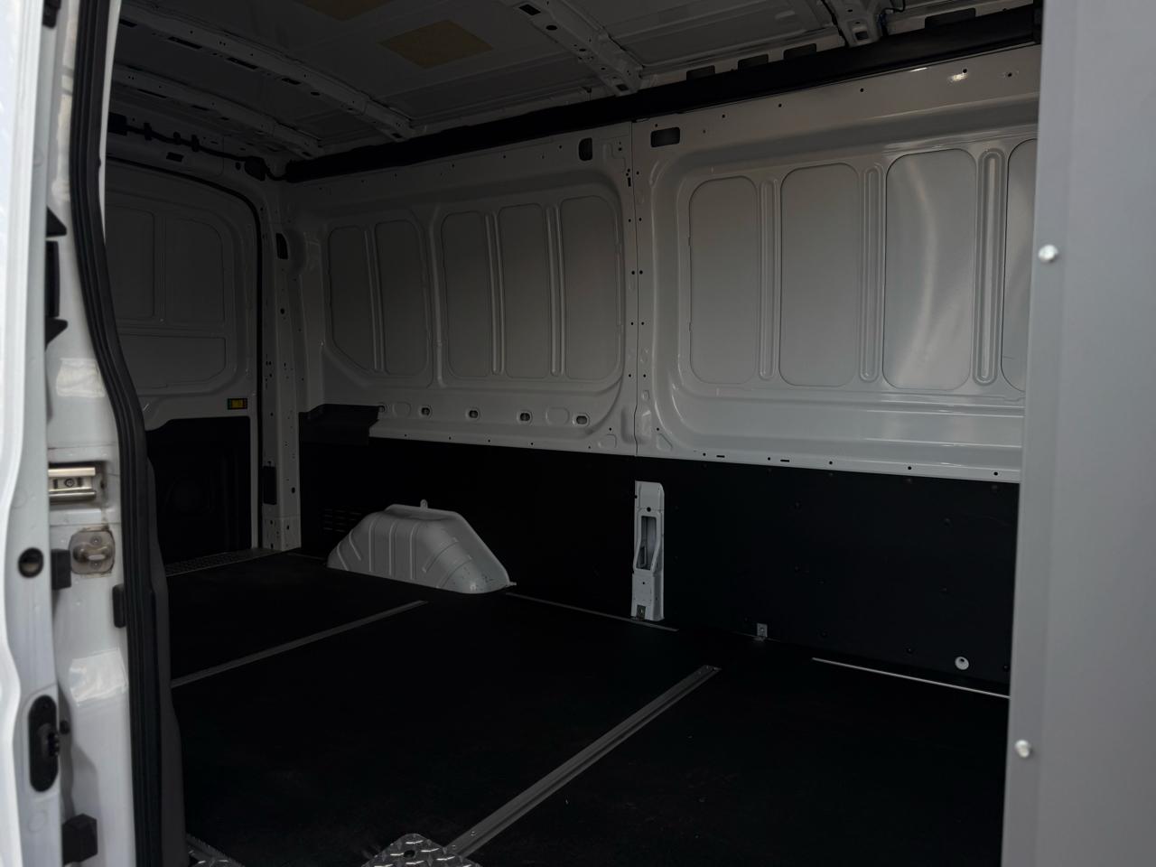 Ford E-Transit Cargo Van T-350 130" Med Rf 9500 GVWR RWD 2022