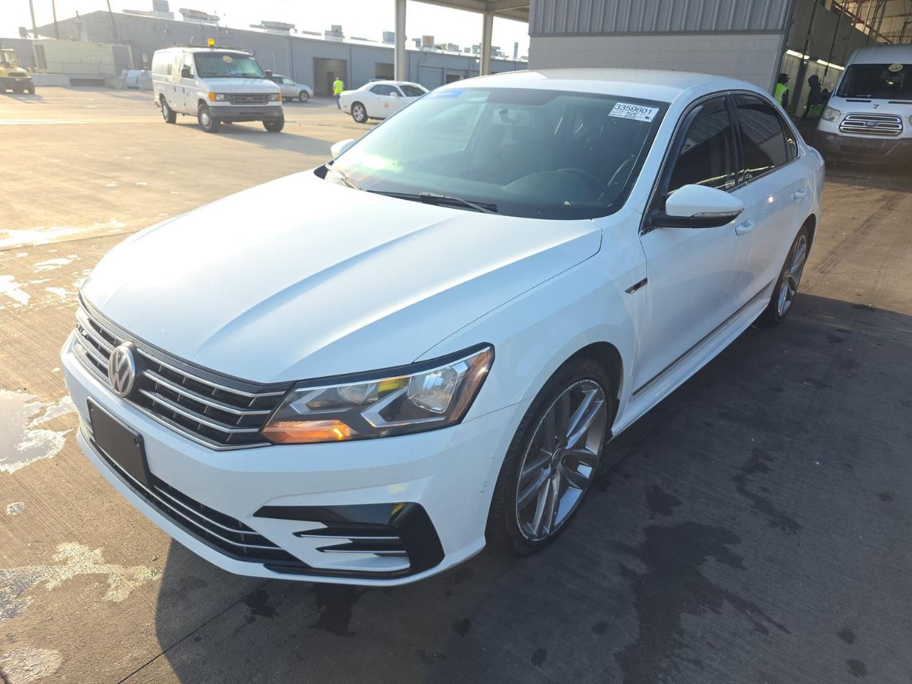Volkswagen Passat R-Line w/Comfort Pkg Auto 2017