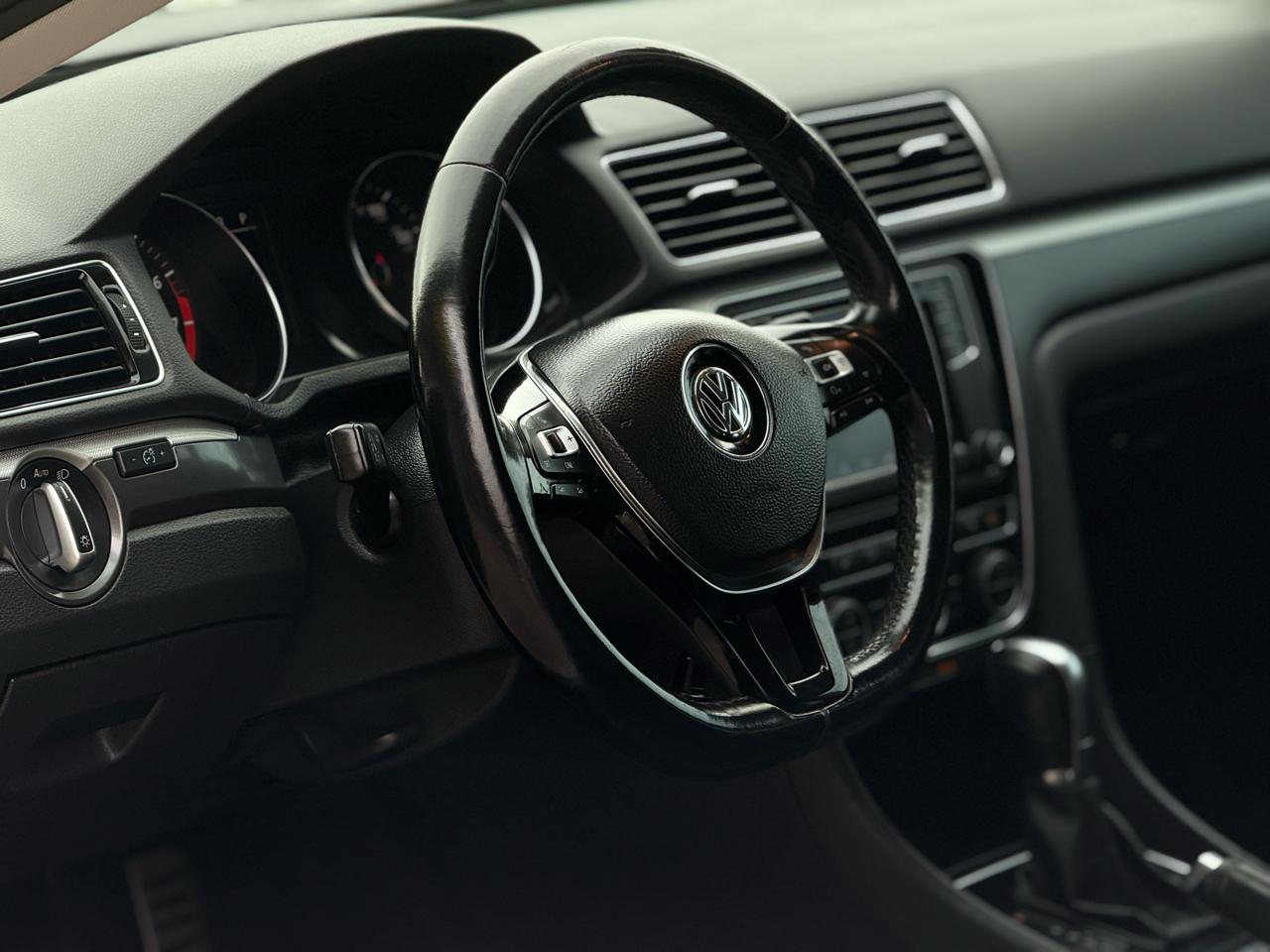 Volkswagen Passat R-Line w/Comfort Pkg Auto 2017