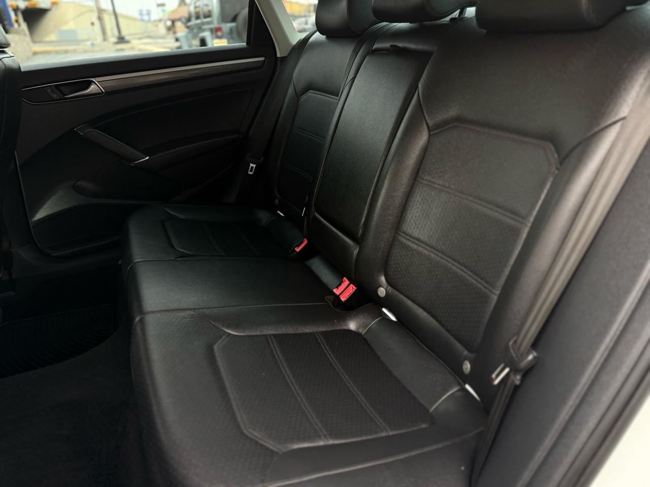 Volkswagen Passat R-Line w/Comfort Pkg Auto 2017