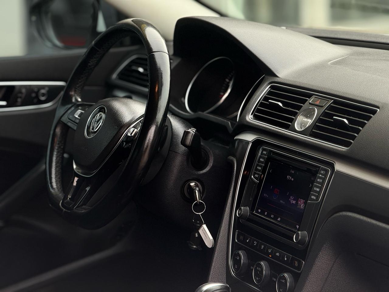 Volkswagen Passat R-Line w/Comfort Pkg Auto 2017