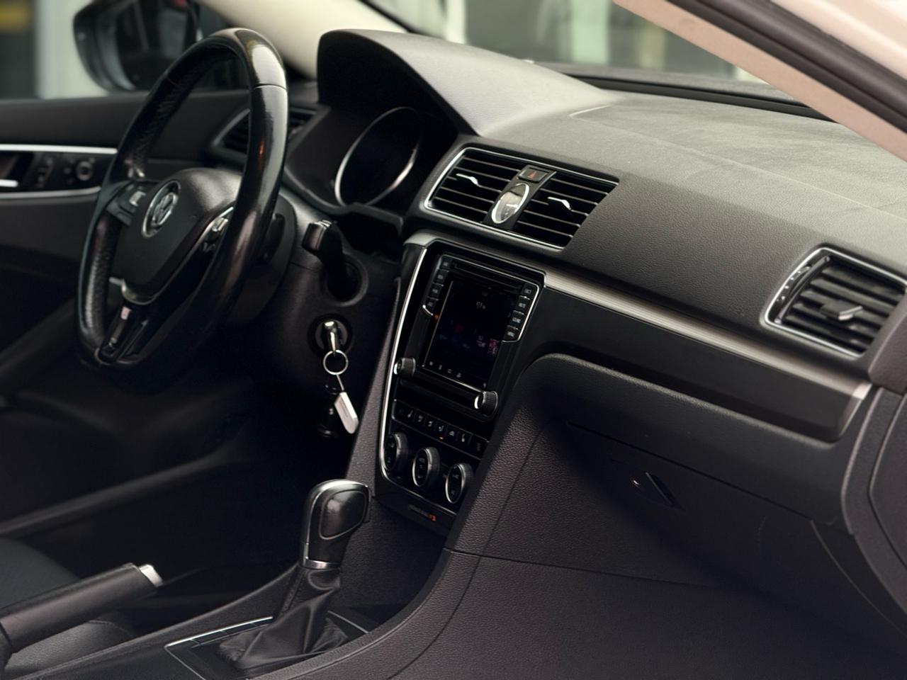 Volkswagen Passat R-Line w/Comfort Pkg Auto 2017