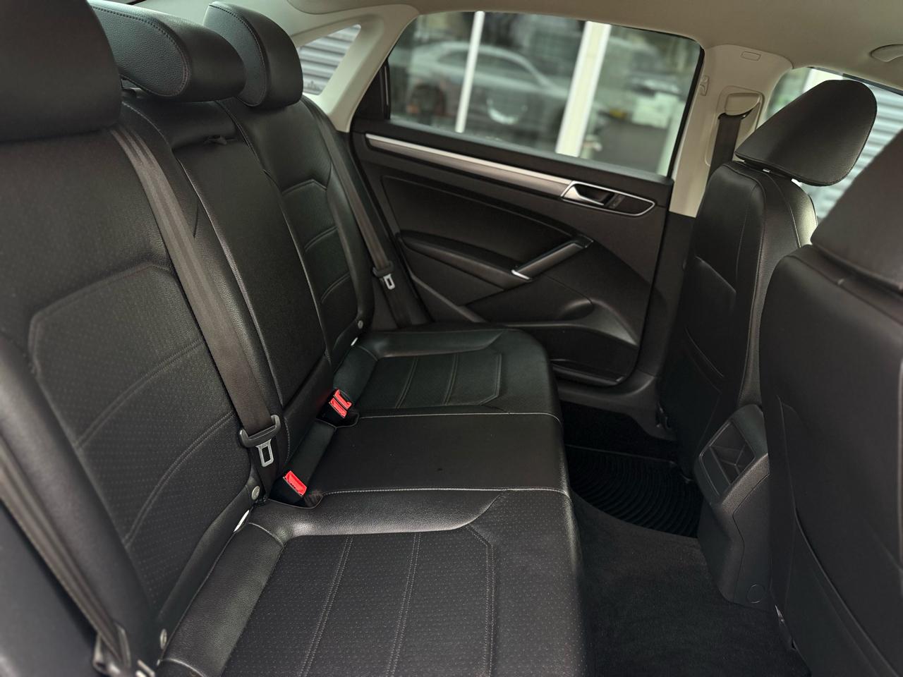 Volkswagen Passat R-Line w/Comfort Pkg Auto 2017