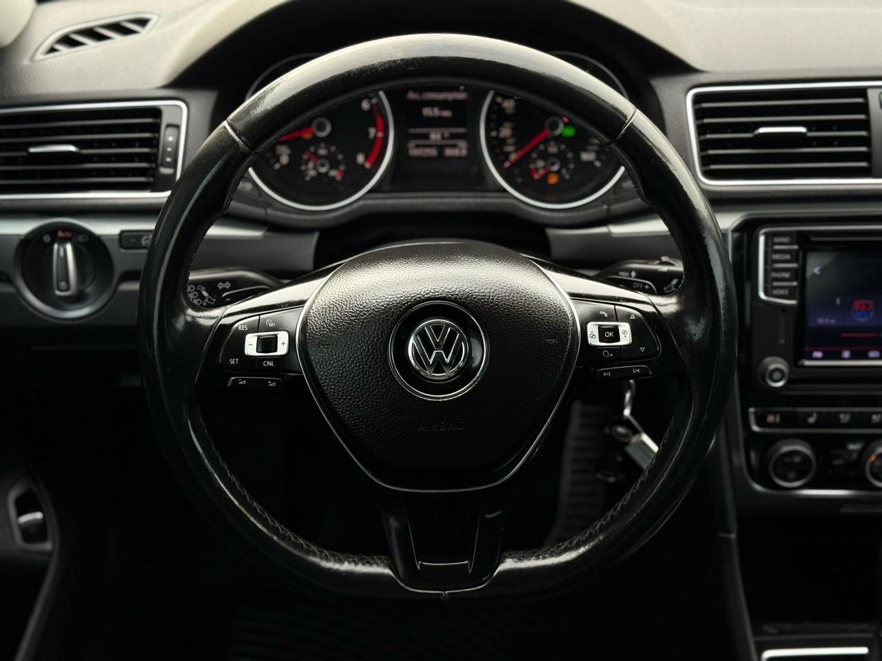 Volkswagen Passat R-Line w/Comfort Pkg Auto 2017