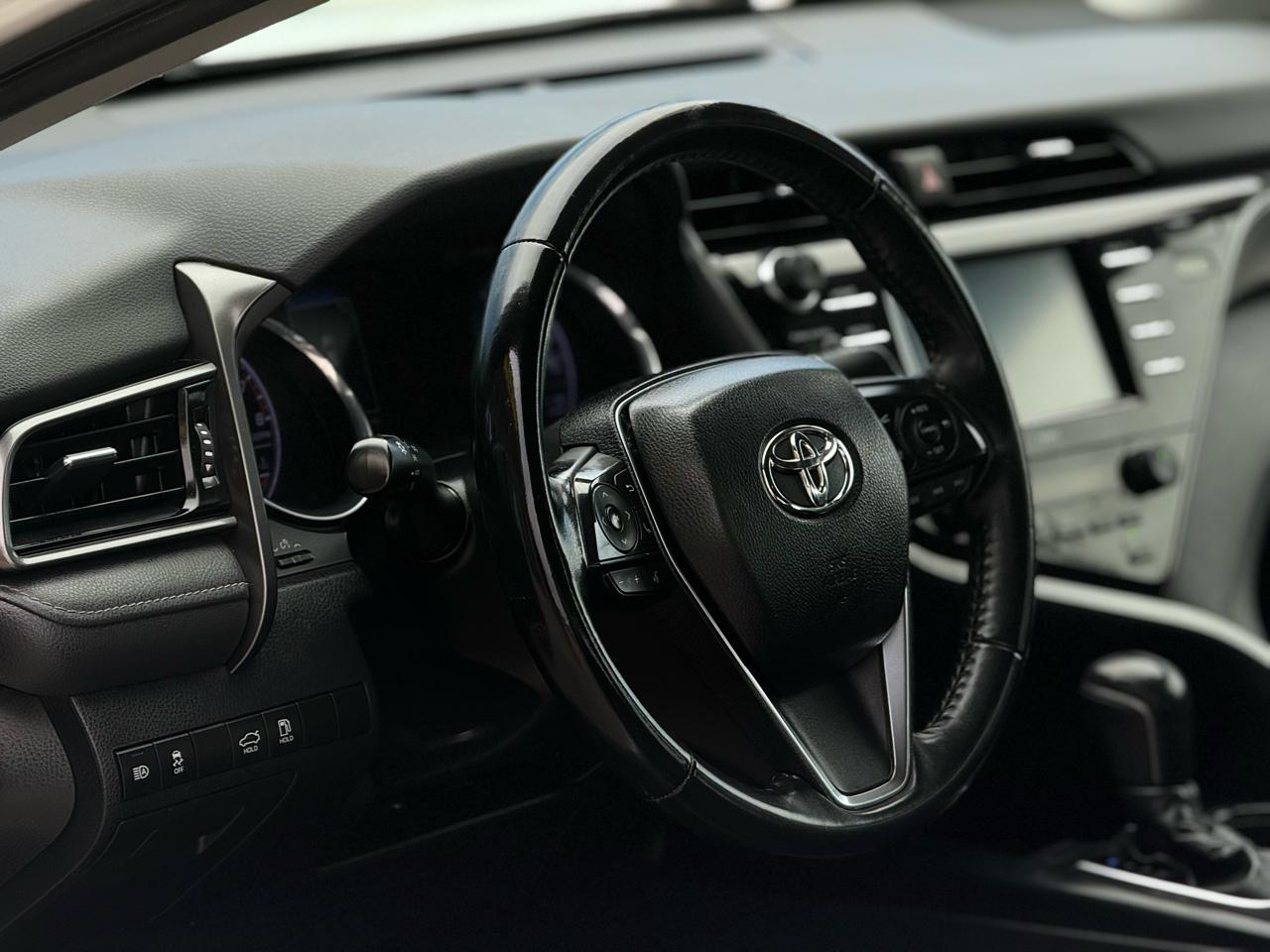 Toyota Camry SE Auto (Natl) 2020