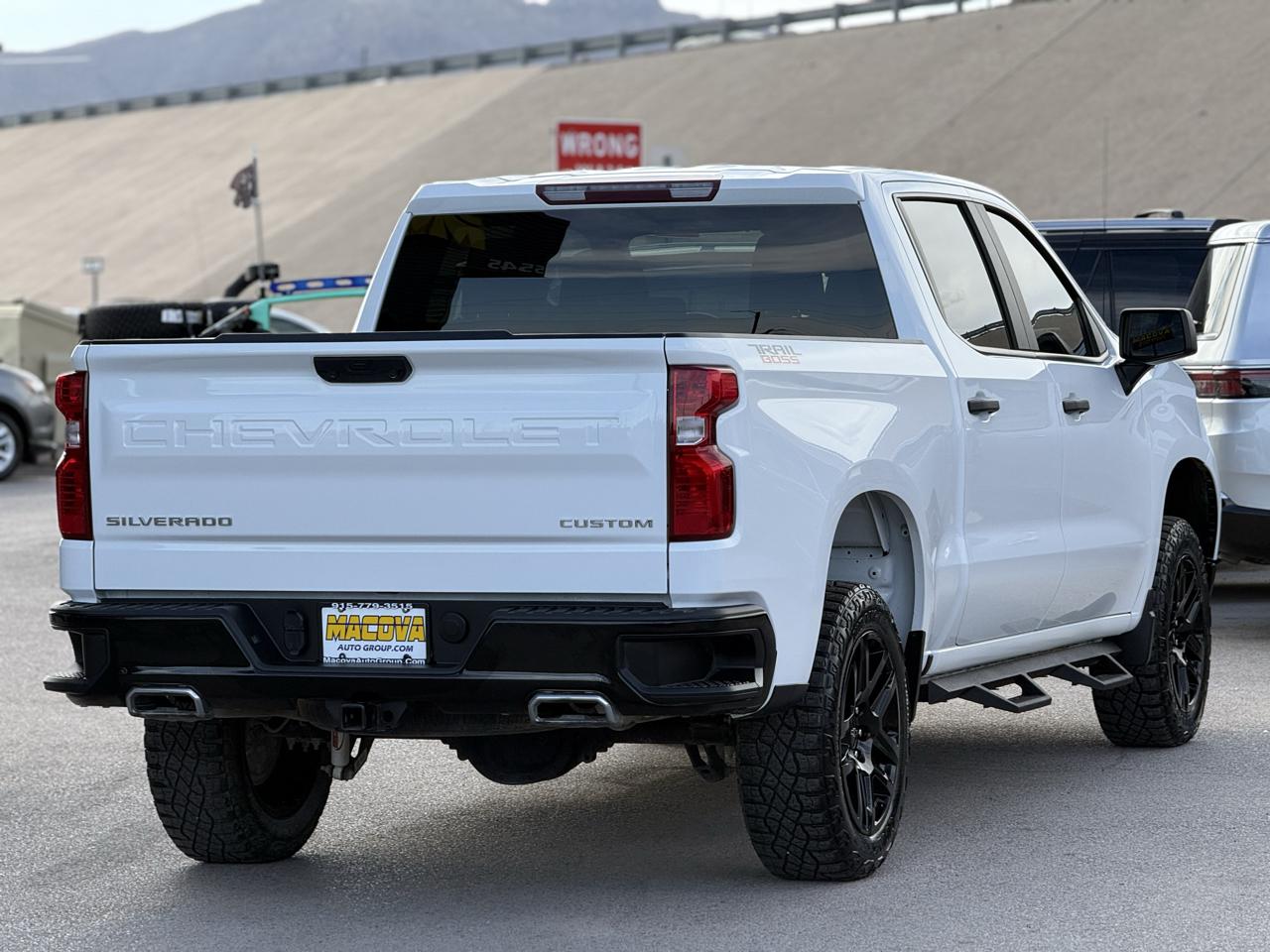 Chevrolet Silverado 1500 4WD Crew Cab 147" Custom Trail Boss 2024