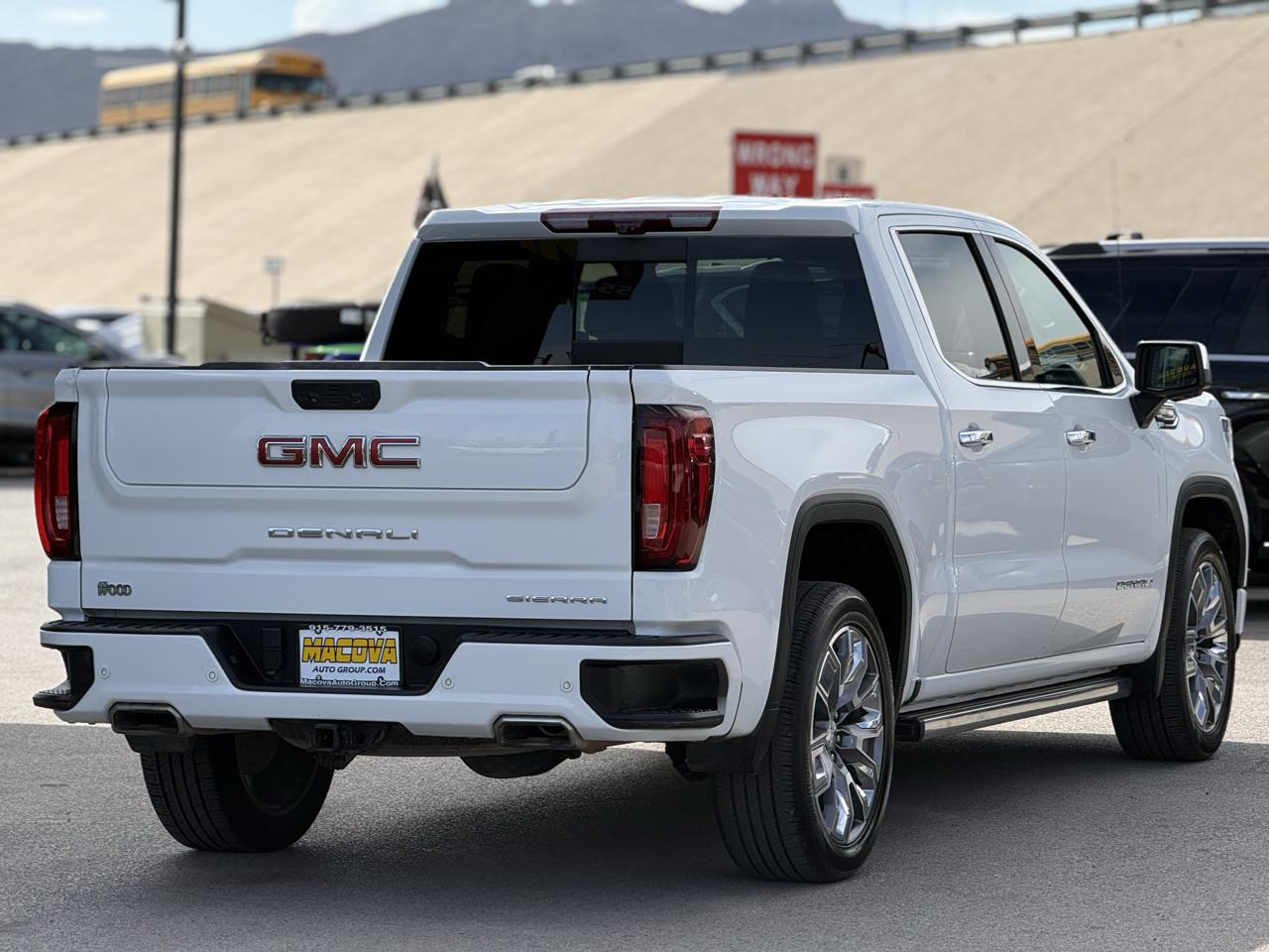 GMC Sierra 1500 4WD Crew Cab 147" Denali 2023