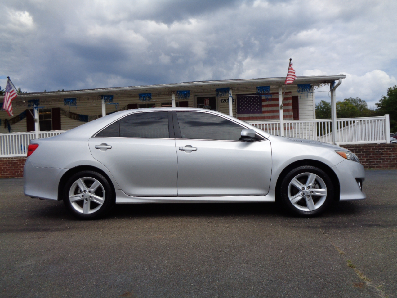 Toyota Camry 4dr Sdn I4 Auto SE (Natl) 2013