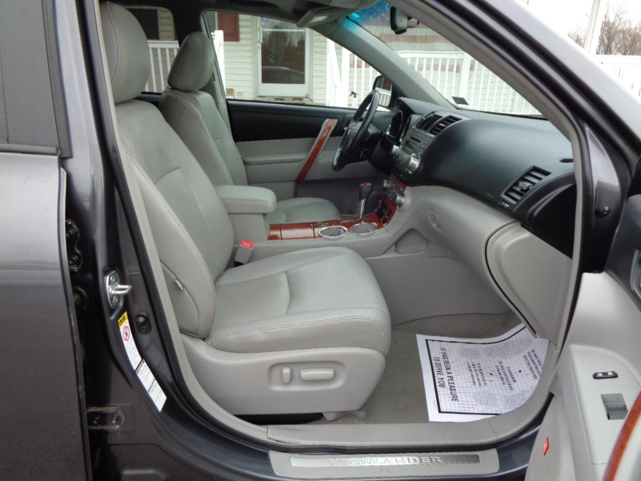 Toyota Highlander 4WD 4dr V6 Limited (Natl) 2010