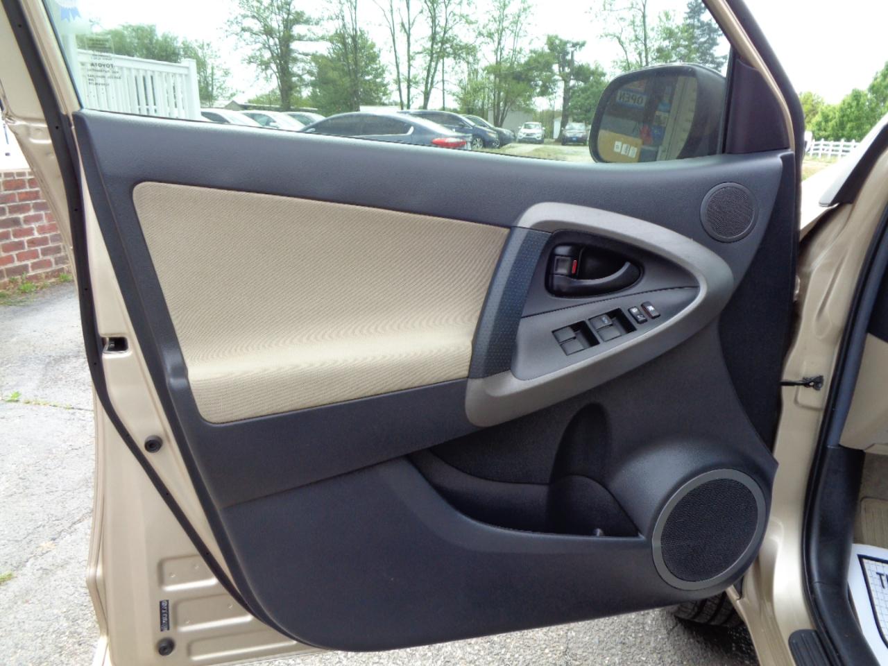 Toyota RAV4 FWD 4dr I4 (Natl) 2012